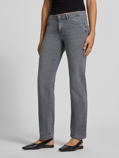 Vrouwenmodel draagt grijze straight jeans uit katoenmix, met subtiele textuur, Straight Fit Jeans aus Baumwoll-Mix Modell 'BLUSH' van ONLY, dames straight jeans, close-up van het onderlichaam, voorkant.