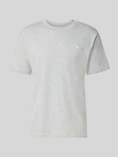 Produktfoto, hellgraues T-Shirt mit Rundhalsausschnitt und Label-Stitching, Modell 'ESSENTIALS' von New Balance aus reiner Baumwolle, gerader Schnitt, Rückenlänge bei Größe M: 68 cm