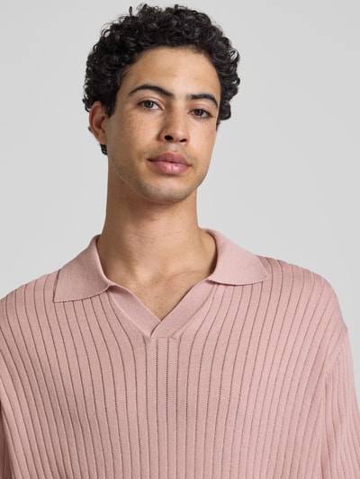 Männermodel trägt Relaxed Fit Poloshirt aus Viskose-Mix Modell 'FLINT' von Only & Sons, Optik: Unifarben, Struktur, Nahaufnahme Oberkörper.