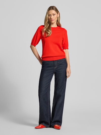 Frauenmodel trägt Strickshirt aus Viskose-Mix mit Rundhalsausschnitt Modell 'LENA' von YAS in Rot, Körpernaher-Schnitt, 1/2-Arm, Ganzkörperansicht von vorne.