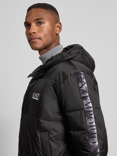 EA7 Emporio Armani Kurtka pikowana z kapturem i naszywką z logo Czarny 3