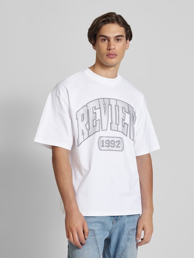 REVIEW T-shirt o kroju oversized z nadrukiem z logo Biały 4