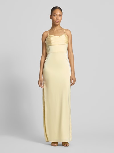 Frauenmodel trägt Abendkleid aus Satin mit Rückenausschnitt von Laona in Hellgelb, taillierte Passform, Spaghetti-Träger, Ganzkörperansicht von vorne.