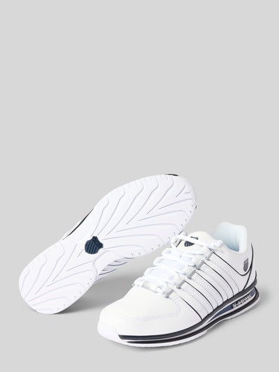 Productfoto, Sneaker aus Leder mit Label-Details Modell 'Rinzler' van K-SWISS, heren sneakers van gecoat leer in afgerond model met vetersluiting, labeldetails en profielzool, hakhoogte maat 44: 3 cm, schachthoogte maat 44: 9 cm, schachtbreedte maat 44: 9 cm, wit met zwarte details.