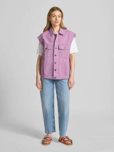 Frauenmodel trägt American Vintage Jeansweste mit Kappärmeln Modell 'GREZBAY' in Flieder, reine Baumwolle, gerade Form, Ganzkörperansicht von vorne.