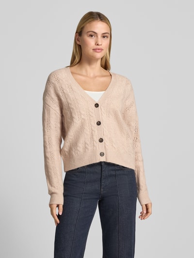Frauenmodel trägt Regular Fit Cardigan aus Alpaka-Mix von Christian Berg Woman in Beige mit Strick-Optik, V-Ausschnitt, Knopfleiste, Ganzkörperansicht von vorne.