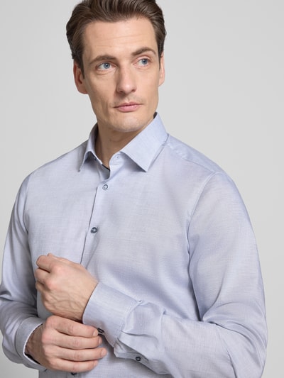 Männermodel trägt Body Fit Business-Hemd mit Kentkragen mit extra langem Arm von OLYMP Level Five, Baumwoll-Elasthan-Mix, Nahaufnahme Oberkörper. Rückenlänge 83 cm, Schulterbreite 44 cm, Ärmellänge 73 cm, helle Farbe, glatte Textur, Knopfleiste.