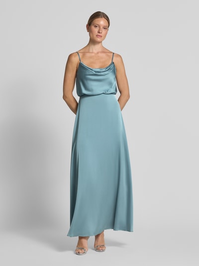 Frauenmodel trägt Abendkleid aus Satin in Midilänge von Hey Kyla, taillierte Passform, Spaghettiträger, schimmernder Blauton, Ganzkörperansicht von vorne.