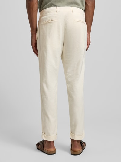Männermodel trägt Relaxed Fit Bundfaltenhose aus Baumwoll-Mix mit Leinen-Anteil Modell 'LOUIS-W' von Strellson, melierte Optik, Ganzkörperansicht Rückansicht.