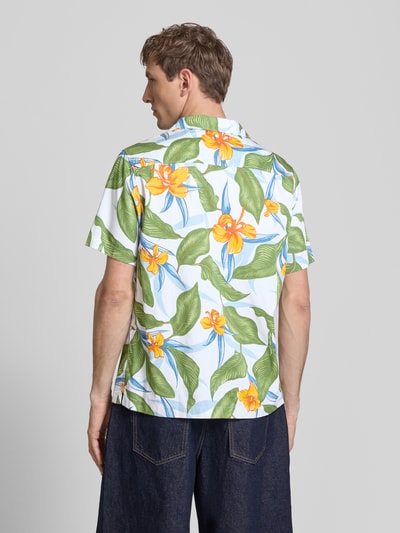 Männermodel trägt Regular Fit Freizeithemd mit Reverskragen von Superdry in Weiß mit grün-gelbem Print aus reiner Baumwolle, Rückenansicht, Rückenlänge 66 cm, Schulterbreite 41 cm, Ärmellänge 18 cm, Modern Fit, Knopfleiste.