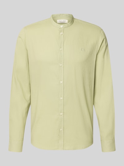 Produktfoto, Slim Fit Freizeithemd mit Stehkragen Modell 'Anton' von Casual Friday in hellem Pastellgrün, glatte Seide-Baumwoll-Mischung, sichtbare Knopfleiste und dezentes Label-Stitching, Herrenhemd für Freizeit, schlichte Form und feine Textur.