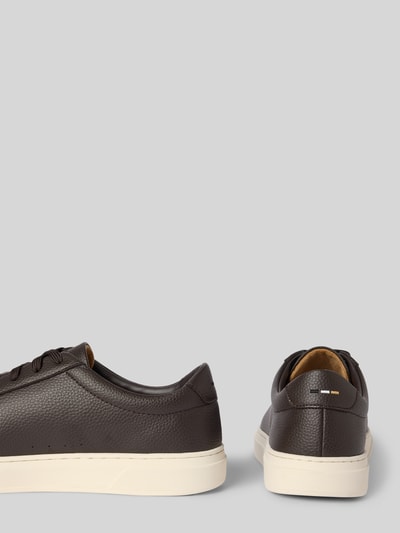 BOSS Low Top Sneaker aus genarbtem Rindsleder Dunkelbraun 2