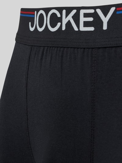 Produktfoto, schwarze Slim Fit Trunks mit Logo-Stitching im 3er-Pack von Jockey aus elastischem Baumwoll-Mix, weiße Schrift, glatte Struktur