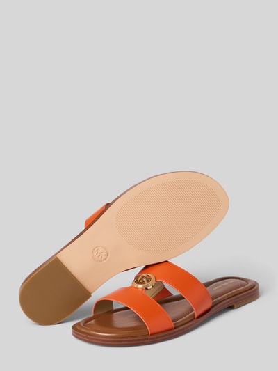 Produktfoto, Sandalette aus Leder mit Label-Applikation Modell 'ERIN' von MICHAEL Michael Kors, Damen Sandalette in Orange-Braun, abgerundete-Spitze, Schlupfform, Absatzhöhe 1 cm bei Größe 40, glatte Oberfläche, sichtbare Label-Applikation, schlichtes Design