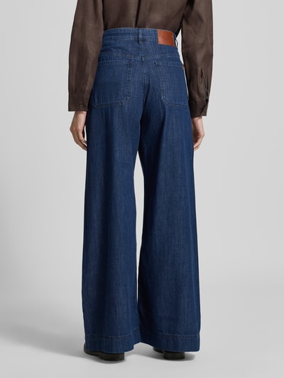 Frauenmodel trägt Wide Leg Jeans aus reiner Baumwolle Modell 'VEGA' von Weekend Max Mara, dunkles Blau, Struktur aus Baumwolle, Ganzkörperansicht Rückansicht, Damen Wide & Loose Fit Jeans von Max Mara.