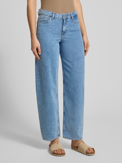 Vrouwenmodel draagt Barrel fit jeans met steekzakken model 'FUJI' van JJXX, zuiver katoen, lichtblauw, denimtextuur, close-up onderlichaam, context: damesjeans, taillewijdte maat 27/32: 39 cm, binnenbeenlengte maat 27/32: 76 cm.
