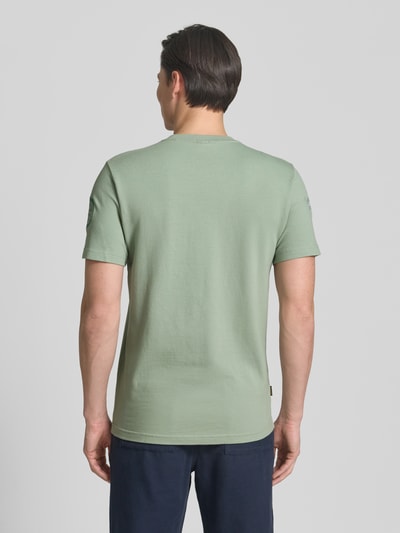 Männermodel trägt T-Shirt mit Rundhalsausschnitt und Stitchings von PME Legend, Baumwoll-Elasthan-Mix, Regular-Fit, Rückenlänge 67 cm, Ganzkörperansicht Rückansicht.