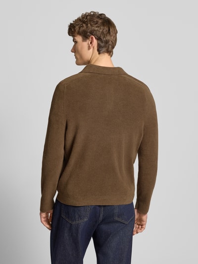 Męski model nosi Regular Fit Strickpullover mit Polokragen od Marc O'Polo Denim w kolorze brązowym, dzianina o fakturze rippstrick, gładka, widok całej sylwetki z tyłu.
