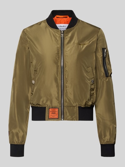 Produktfoto, Bomberjacke mit Label-Patch und Reißverschlusstasche am Ärmel von Original Bombers in Olivgrün mit schwarzem Stehkragen, Lockerer-Schnitt, Stehkragen, Reißverschluss, Logo-Stitching, Label-Patch, seitliche Eingrifftaschen mit Druckknopfverschluss, elastische Abschlüsse, Rückenlänge 53 cm, Schulterbreite 37 cm, Brustweite 48 cm, Ärmellänge 63 cm, glatte Textur