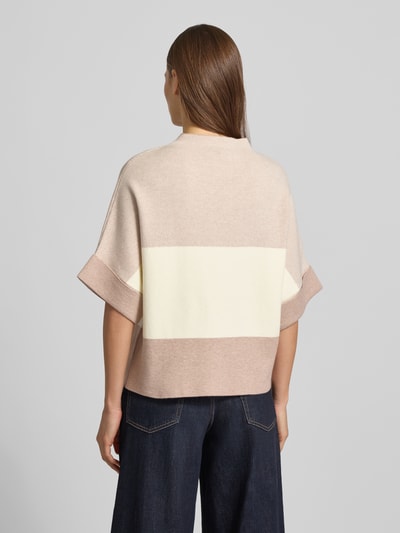 Frauenmodel trägt Strickpullover mit Stehkragen von More & More, Viskose-Mix, lockerer Schnitt, 1/2-Ärmel, Rückenlänge 58 cm, Ganzkörperansicht Rückansicht.