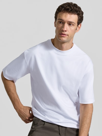 Männermodel trägt weißes Relaxed Fit T-Shirt mit Rundhalsausschnitt von JAKE*S STUDIO MEN, reine Baumwolle, Nahaufnahme Oberkörper.