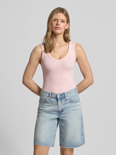 Kobiece modelka nosi Slim Fit Top mit V-Ausschnitt von Gina Tricot, różowy, mieszanka bawełny elastyczna, krój slim fit, dekolt w serek, bez rękawów, długość tyłu w rozmiarze S: 52 cm, widok całej sylwetki z przodu