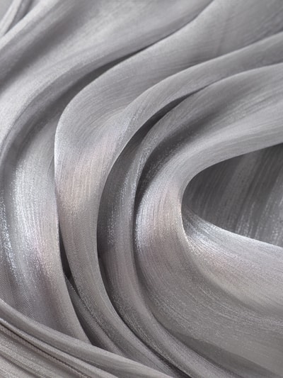 Christian Berg Cocktail Schimmernder Schal aus Organza Silber Melange 2