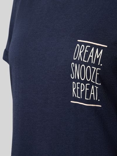 Produktfoto, dunkelblauer Comfort Fit Pyjama aus Baumwoll-Viskose-Mix Modell 'Perfect Nights T-Shirt' von s.Oliver RED LABEL mit weißem Schriftzug und weicher Textur