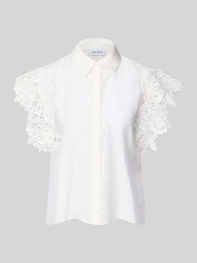 Produktfoto, Regular Fit Bluse mit Spitzenbesatz Modell 'MOLLY' von Copenhagen Muse, biała, z mieszanki materiałów, kołnierzyk koszulowy, zakryta listwa guzikowa, krój regular fit, długość tyłu 62 cm, długość rękawa 10 cm, dla kobiet, wyraźne koronki na rękawach, gładka tekstura