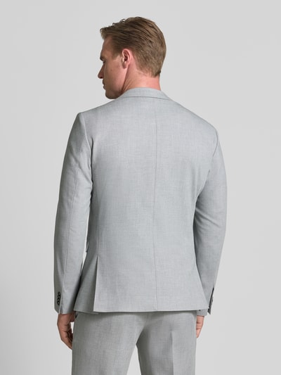 Männermodel trägt hellgraues Slim Fit Sakko mit Viskose-Anteil von s.Oliver BLACK LABEL, glatte Struktur, Ganzkörperansicht Rückansicht.