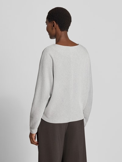 Frauenmodel trägt hellgraues Sweatshirt mit U-Boot-Ausschnitt Modell 'Kerika' von someday, Baumwoll-Mix, Loose Fit, Ganzkörperansicht Rückansicht.