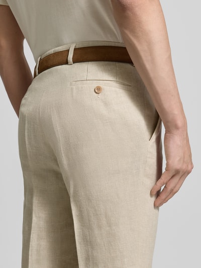 Männermodel trägt Slim Fit Leinenhose mit woll- en viscose-aandeel model 'Shiver' van Carl Gross, mix van linnen en wol, persplooien, steekzakken en achterzak met knoop- en ritssluiting, bandwijdte maat 50 45 cm, binnenbeenlengte 81 cm, detailaufnahme achterzijde