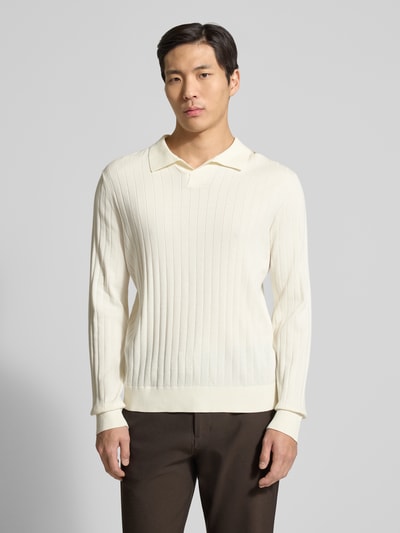 Męski model nosi Loose Fit Poloshirt aus reiner Baumwolle Modell 'TORINO' od SELECTED HOMME, kremowy, krój loose fit, długi rękaw, kołnierz polo, jednolity, materiał prążkowany, bawełna, patch z logo, przód z bliska