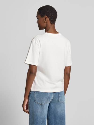 Frauenmodel trägt T-Shirt mit Knoten-Detail und Rundhalsausschnitt von Christian Berg Woman aus Reine Baumwolle im Regular-Fit, weiße Farbe, Rückenlänge bei Größe S 55 cm, Jeans, Ganzkörperansicht Rückansicht.