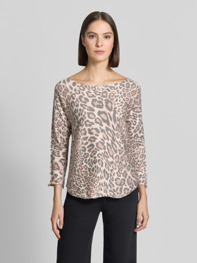 Frauenmodel trägt T-Shirt aus Viskose-Mix mit Strukturmuster Modell 'Samara' von ZABAIONE, beige mit Animal-Print, Ganzkörperansicht von vorne, Regular Fit, U-Boot-Ausschnitt, 3/4-Arm, abgerundeter Saum, Damen T-Shirt.