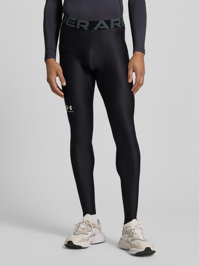 Männermodel trägt Leggings mit Beintasche von Under Armour, Elastischer-Material-Mix, enge Passform, Elastischer-Logo-Bund, Label-Print, Schwarz, Ganzkörperansicht von vorne.