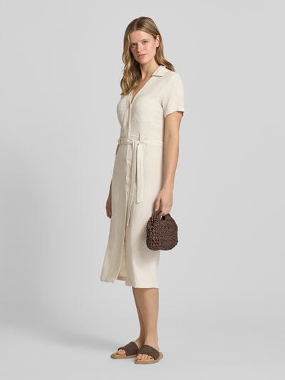 Frauenmodel trägt schmales Freizeitkleid aus Viskose-Leinen-Mix Modell 'SIESTA' von Only, Optik: Unifarben, Midi-Länge, Knopfleiste, Kurzarm, Brusttaschen, Flammgarn, Materialverarbeitung: Viskose-Leinen-Mix, Ganzkörperansicht von vorne.