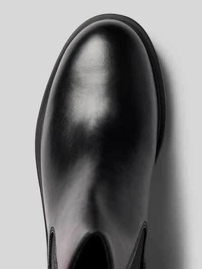 Produktfoto, Boots aus echtem Leder Modell 'Dean' von Camper, schwarze glatte Oberfläche, abgerundete Passform, Detailaufnahme, Herrenmodell