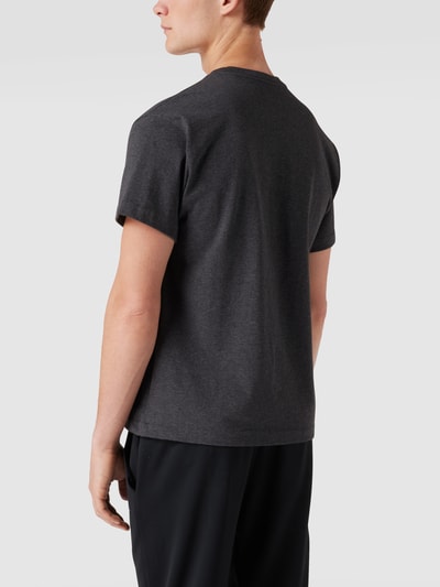 Nike T-Shirt mit Label-Stitching Dunkelgrau Melange 5