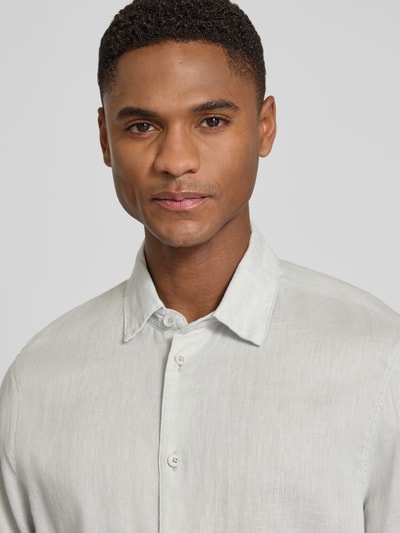 Männermodel trägt Slim Fit Freizeithemd aus Leinen-Baumwoll-Mix Modell 'RAMIS' von Drykorn, Two-Tone, Nahaufnahme Oberkörper.