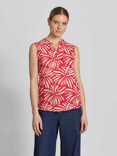 Frauenmodel trägt Regular Fit Blusentop aus Viskose Modell 'Iv44anka' von ZABAIONE mit Allover-Muster, V-Ausschnitt, rote und beige Farben, Ganzkörperansicht von vorne.