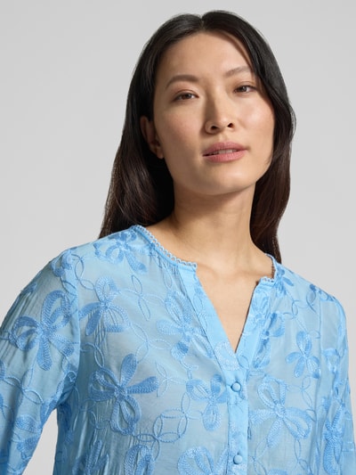 Frauenmodel trägt Bluse aus Viskose-Mix mit Knopfleiste Modell 'Randy' von FREE/QUENT, Blumenmuster, Serafino-Kragen, Nahaufnahme Oberkörper.
