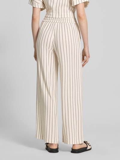 Frauenmodel trägt Loose Fit Weite Hose aus Viskose-Leinen-Mix Modell 'VIVA-GULIA' von Selected Femme, efekt: wzór w paski, krój loose fit, wysoki stan, elastyczny pas z tunelem, wpuszczane kieszenie, mieszanka wiskozy i lnu, Ganzkörperansicht Rückansicht.