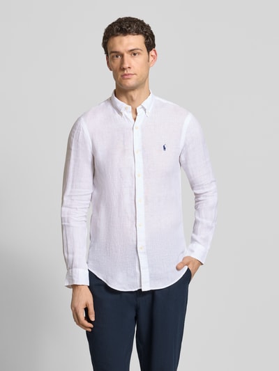Mannenmodel draagt Slim Fit vrijetijdsoverhemd uit puur linnen van Polo Ralph Lauren, effen look, logodetail, lange mouw, knoopsluiting, geheel vooraanzicht.