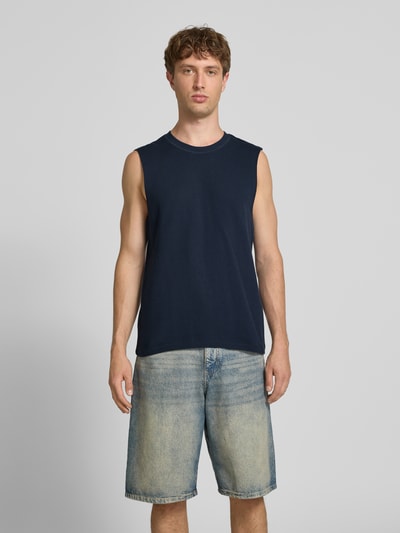 Männermodel trägt Tanktop mit Strukturmuster und Rundhalsausschnitt von Jack & Jones in Dunkelblau, Regular Fit, reine Baumwolle, Ganzkörperansicht von vorne.