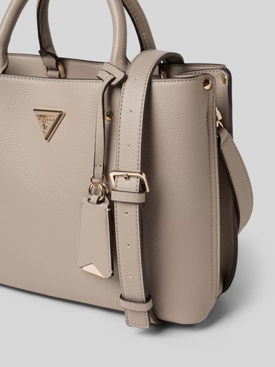 Produktfoto, taupefarbene Handtasche mit Label-Applikation Modell 'ECO MERIDIAN II' von Guess, sichtbare Textur, Tragehenkel, Schulterriemen, Reißverschluss, strukturierte Oberfläche