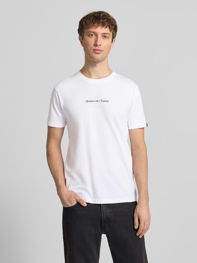Männermodel trägt Herren T-Shirt mit Label-Detail Modell 'Foam' von Alpha Industries in Weiß, Reine Baumwolle, Gerader-Schnitt, Nahaufnahme Oberkörper.