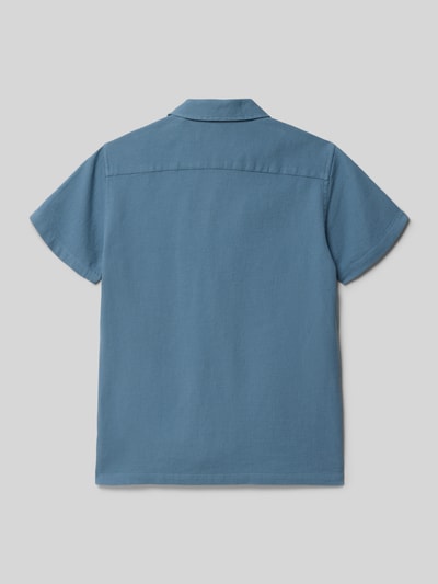 Produktfoto, Freizeithemd mit Strukturmuster Modell 'GLOBAL' von Jack & Jones für kinder aus reiner Baumwolle in Blau, Regular-Fit, Reverskragen, Knopfleiste, strukturierte Oberfläche, sichtbare Rückansicht, Rückenlänge 58 cm, Schulterbreite 36 cm, Ärmellänge 17 cm bei Größe 140.