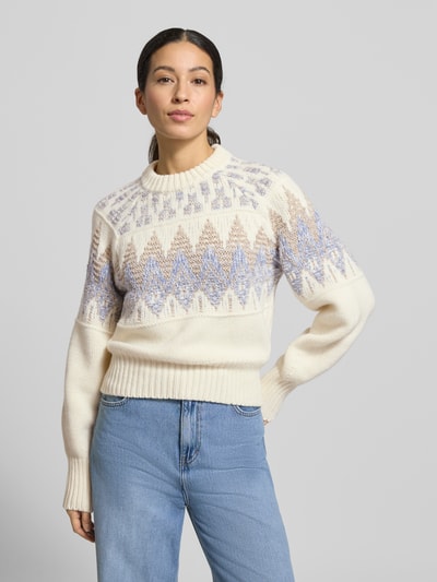 Vrouwenmodel draagt Regular Fit Strickpullover aus Woll-Mix Modell 'FAROMBO' van BOSS Orange, crèmewit met Noors motief, ronde hals, gebreide textuur, ribboorden, unikleur, vooraanzicht van het bovenlichaam.