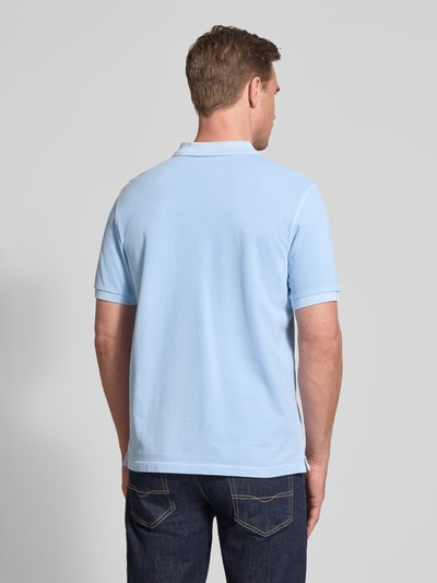 Männermodel trägt Regular Fit Poloshirt aus reiner Baumwolle von Marc O'Polo, Optik: Unifarben, Piqué, Ganzkörperansicht Rückansicht.